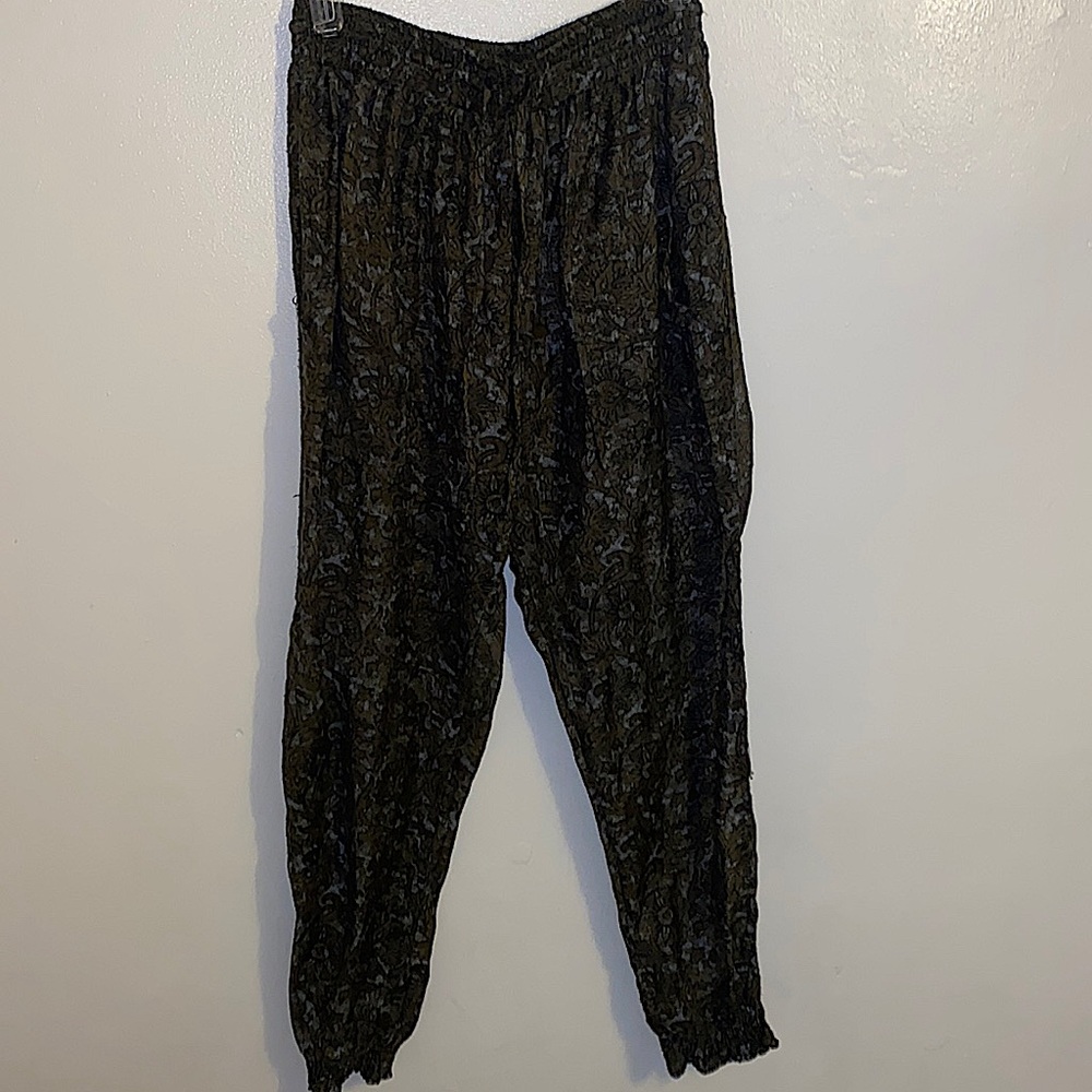 Detailed comfy parachute pants!